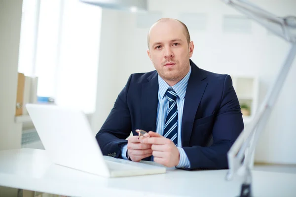 Empresário que trabalha no escritório — Fotografia de Stock