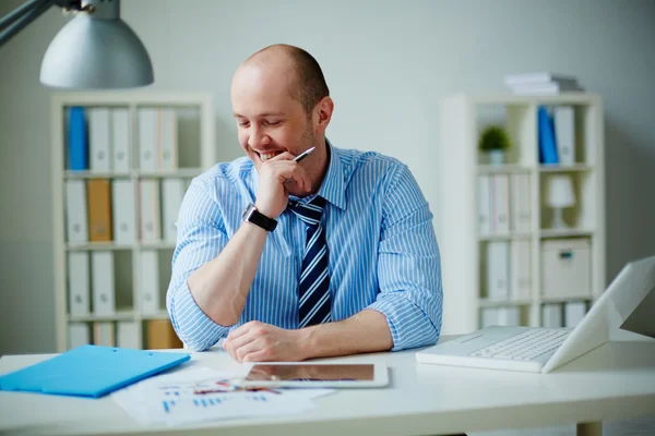 Uomo d'affari al lavoro — Foto Stock