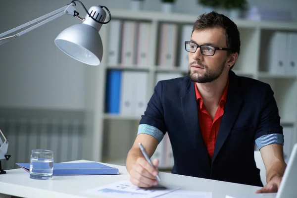 Empresário que trabalha no escritório — Fotografia de Stock