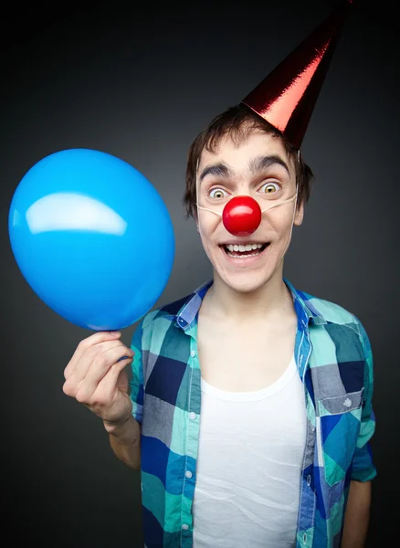 Facet hwith balon uśmiechający się szaleńczo — Zdjęcie stockowe