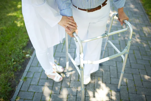 Donna disabile con telaio a piedi — Foto Stock