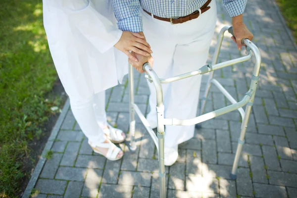 Frau mit walking Frame deaktiviert — Φωτογραφία Αρχείου