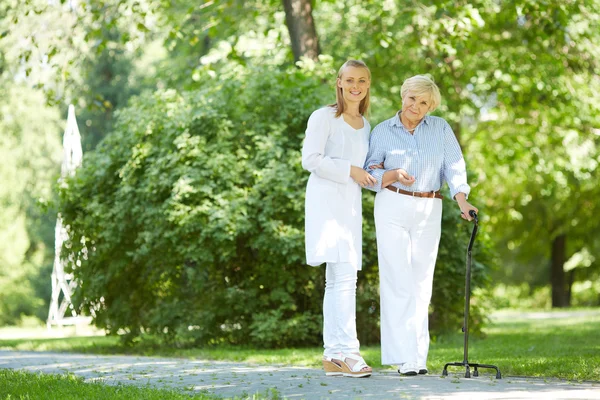 Nurse walking with patient — Stock Photo, Image