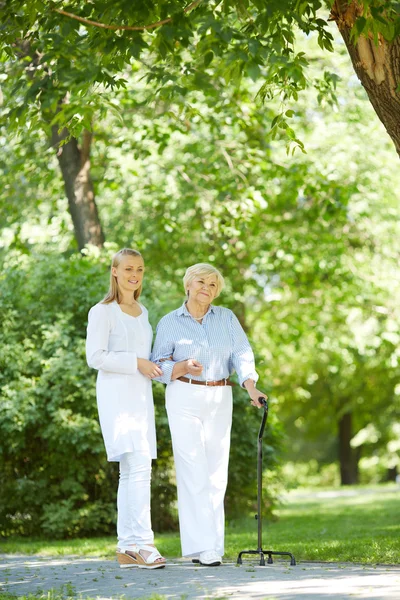 Nurse  walking with patient — Stock Photo, Image