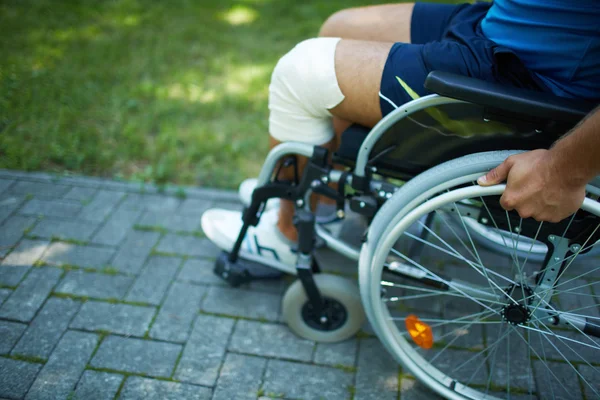 Homme se déplaçant en fauteuil roulant — Photo