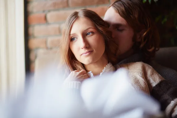 Мужчина целует свою девушку — стоковое фото