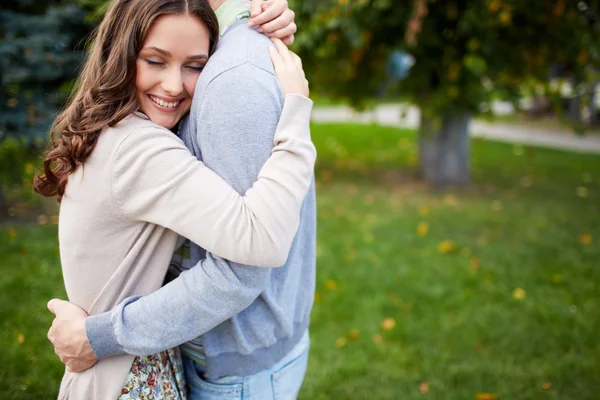 Chica abrazando a su novio — Foto de Stock