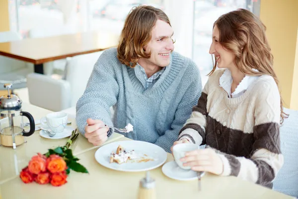 Couple talking by the dessert — Stock Photo, Image