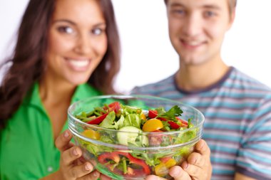 Çift gösteren sebze salatası