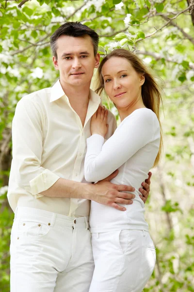 Couple dans le parc de printemps — Photo