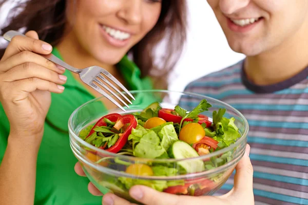 Casal comer salada de legumes — Fotografia de Stock