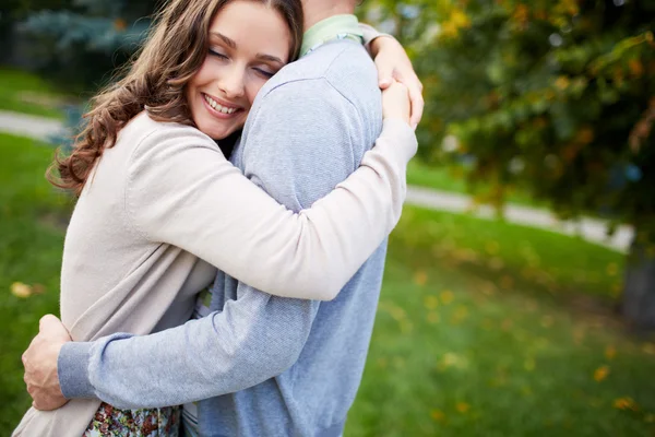 Chica abrazando a su novio — Foto de Stock