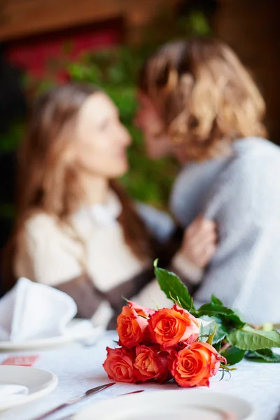 Rose rosse sul tavolo servito — Foto Stock