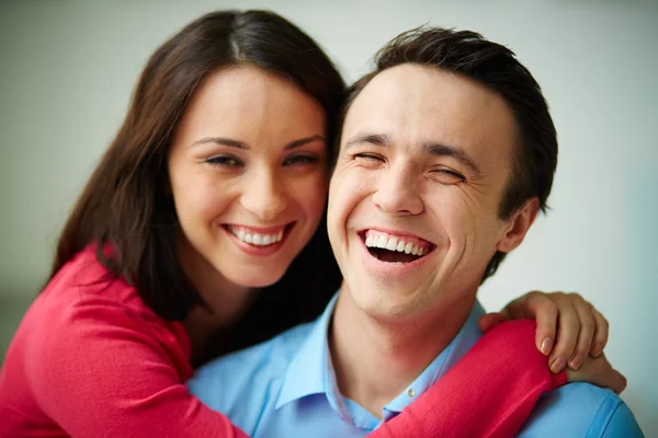 Mujer abrazando a su marido feliz — Foto de Stock