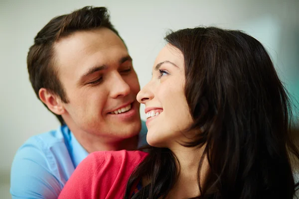 Casal olhando um para o outro — Fotografia de Stock