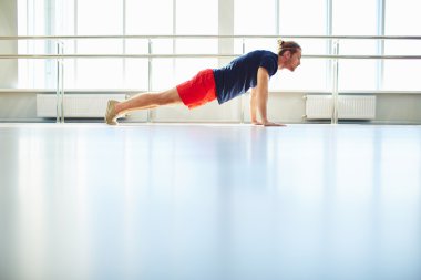 fiziksel egzersiz yapan erkek