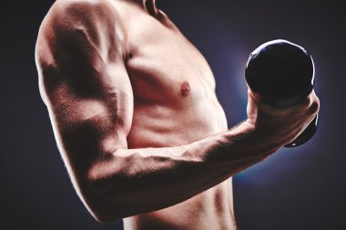 barbell ile egzersiz yapan erkek
