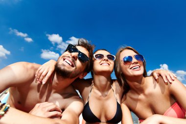 mavi gökyüzünü arayan arkadaşlar