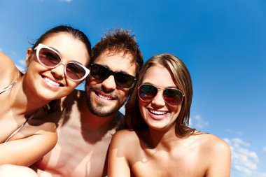 arkadaşlar güneş gözlüğü