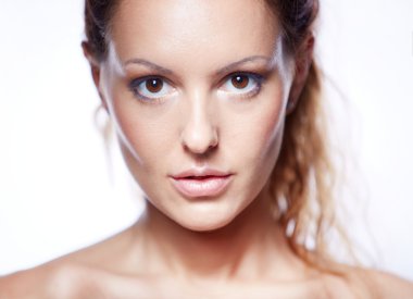 çekici genç bir kadın