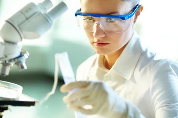 Biochemist  studying chemical substance — Stock Photo, Image