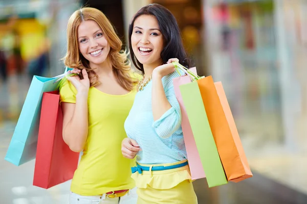 Dos chicas felices con bolsas de papel — Foto de Stock