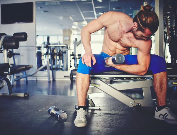 Hombre entrenando en el gimnasio — Foto de Stock