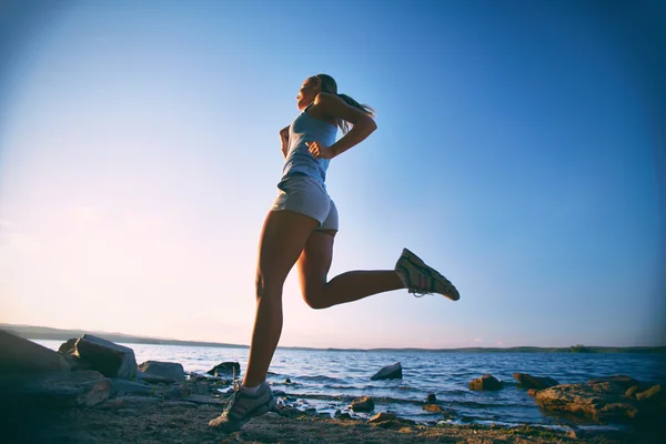 Mujer corriendo en la playa —  Fotos de Stock