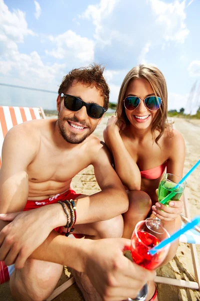 Amoureux avec des boissons ayant fête à la plage — Photo