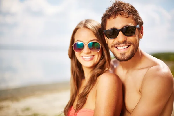 Coppia sulla spiaggia — Foto Stock