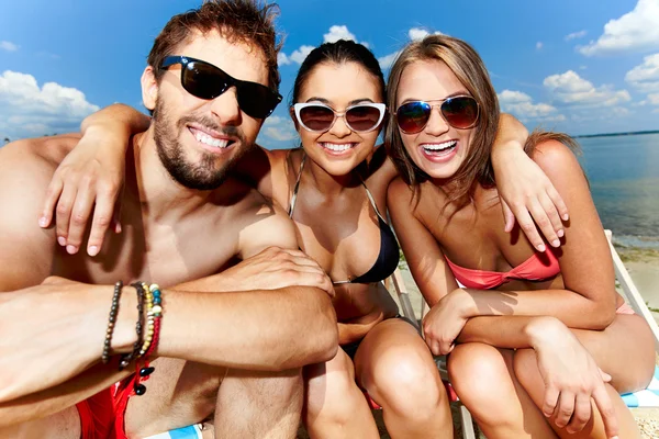 Vrienden op het strand — Stockfoto