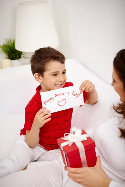 Ragazzo con congratulazioni a sua madre — Foto Stock