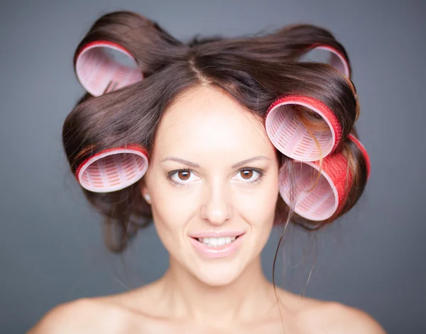 Mulher com grandes rolos de cabelo — Fotografia de Stock