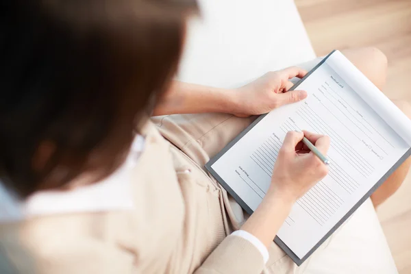 Ratgeber, der Informationen über Patienten schreibt — Stockfoto