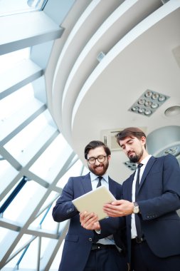 Touchpad holding iş adamları