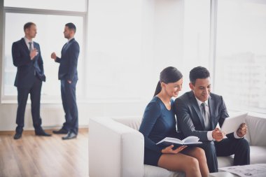 iş adamı ve iş arkadaşı veri tartışmak