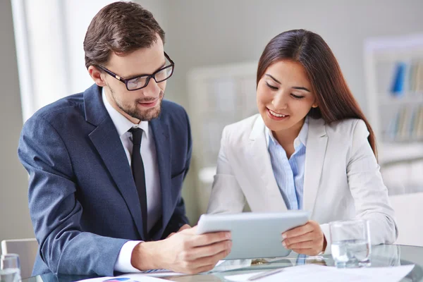 Businesswoman and businessman — Stock Photo, Image