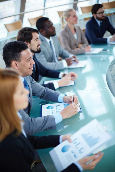 Geschäftsleute lauschen Präsentation — Stockfoto