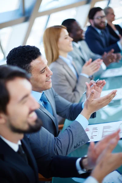 Socios comerciales aplaudiendo — Foto de Stock