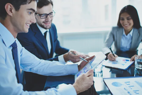 Biznesmen, wskazując na dokument w touchpad — Zdjęcie stockowe