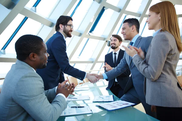 Mensen uit het bedrijfsleven feliciteren met hun collega 's — Stockfoto