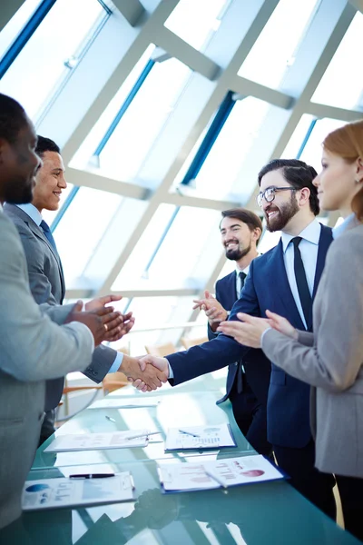 Iş insanları arkadaşları tebrik ediyorBusiness mensen geluk te wensen met collega 's — Stockfoto