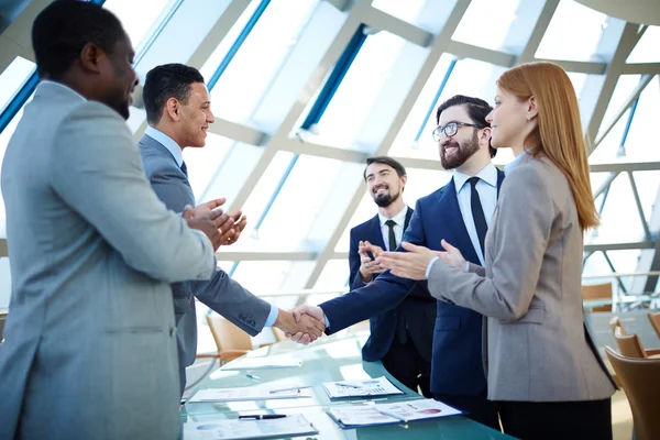 Empresarios felicitando a sus colegas — Foto de Stock