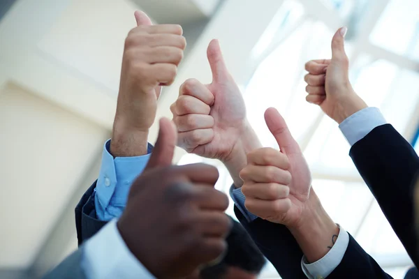 Hands showing thumbs up — Stock Photo, Image