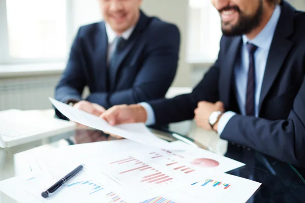 Businessman reading contract — Stock Photo, Image