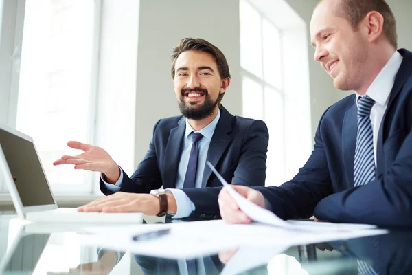 Businessman pointing at laptop screen — Stock Photo, Image