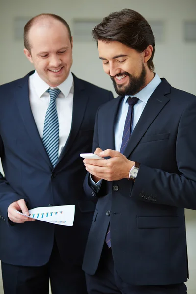 Zakenman met behulp van mobiele telefoon — Stockfoto