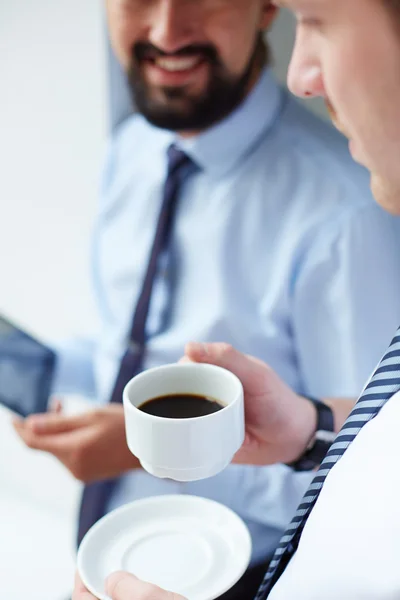 Hombre de negocios sosteniendo taza de café — Foto de Stock