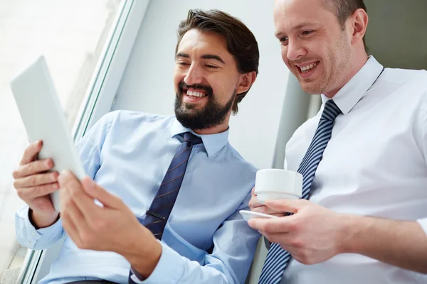 Ondernemers met behulp van de touchpad — Stockfoto