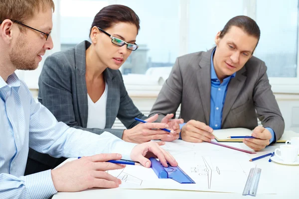 Empresarios haciendo borrador — Foto de Stock